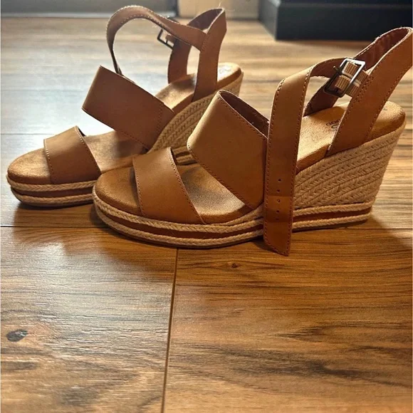 TOMS Madelyn Tan Leather Wedge Sandal - Picture 3 of 7